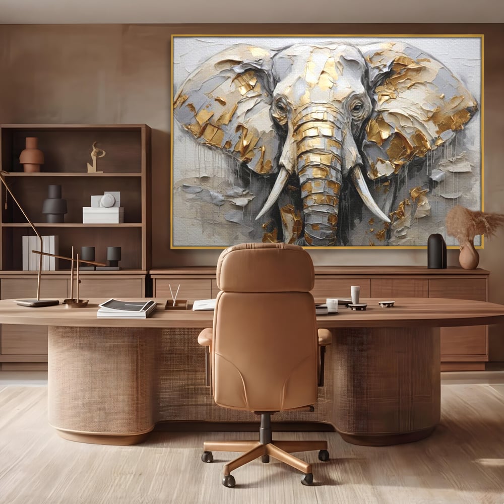 Tablou canvas cu tablou canvas cu cap de elefant in relief si insertii aurii, in rama de aluminiu auriu, pe perete intr-un birou